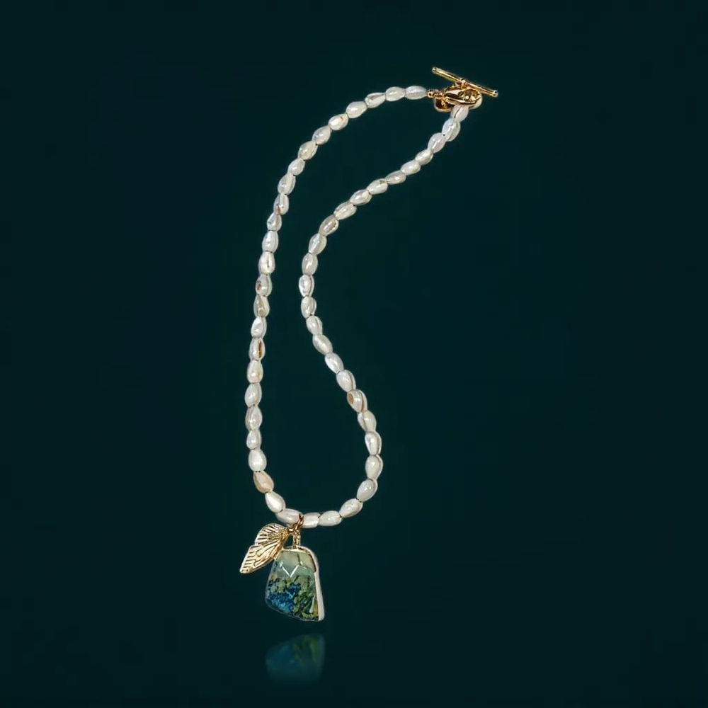 SALE!!Dragon's Vein Agate Pendant with Shell beads and Gold Butterfly Wing Charm - Picture 5 of 7